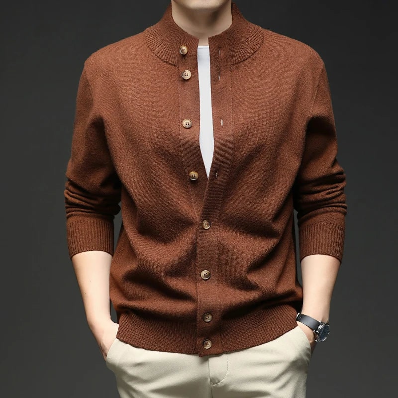 Die Strickjacke mit Knopfleiste am Ausschnitt