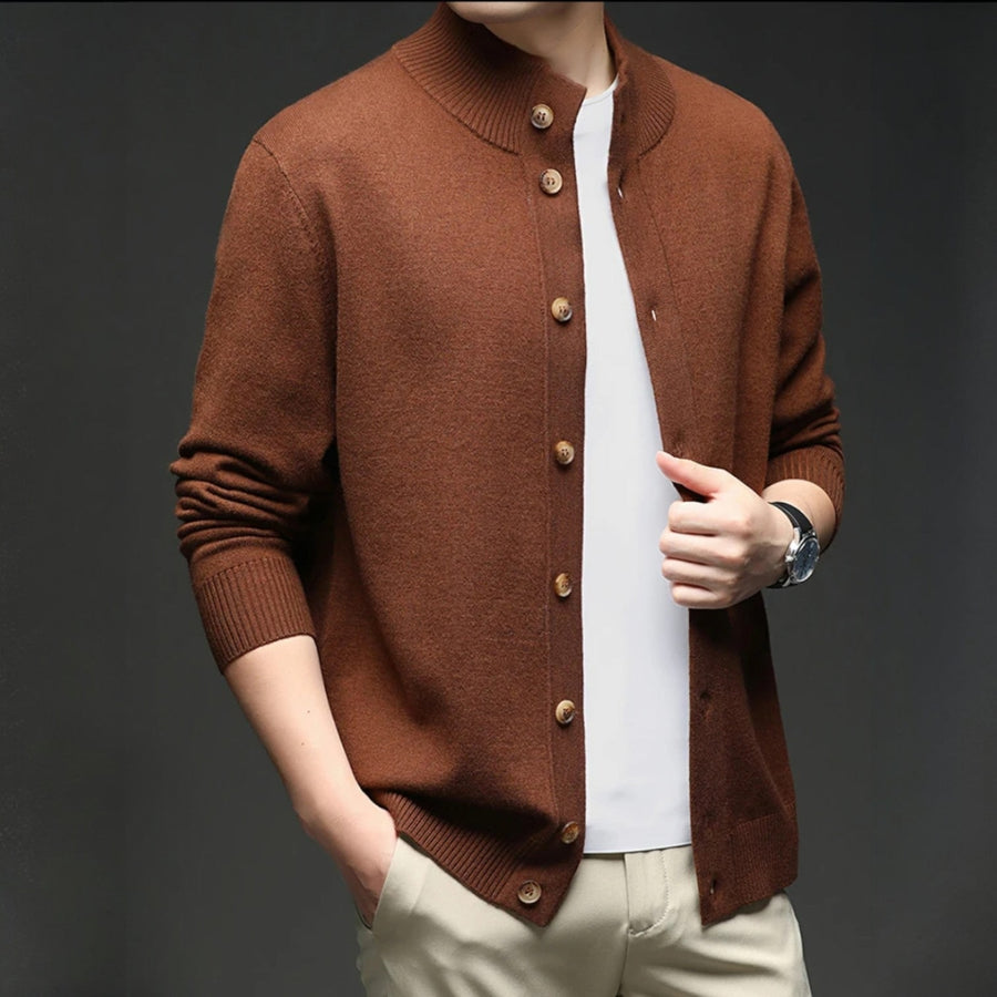 Die Strickjacke mit Knopfleiste am Ausschnitt