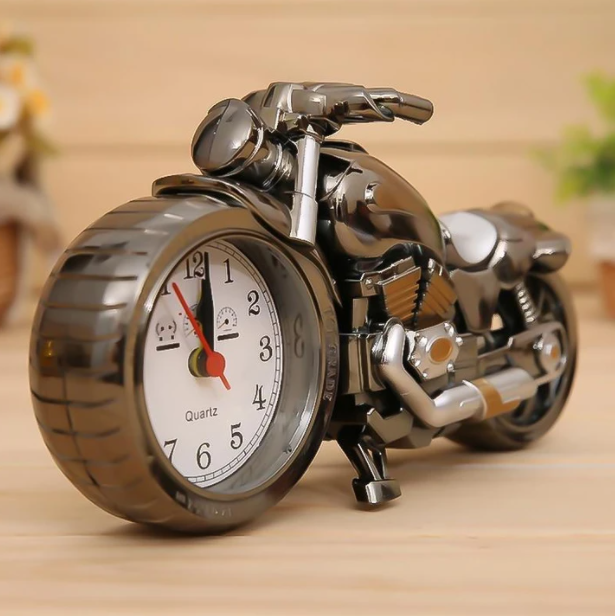 Wecker im Vintage-Motorradstil für die Schlafzimmereinrichtung – Retro-Tischuhr mit Zeitanzeige und Weckfunktion