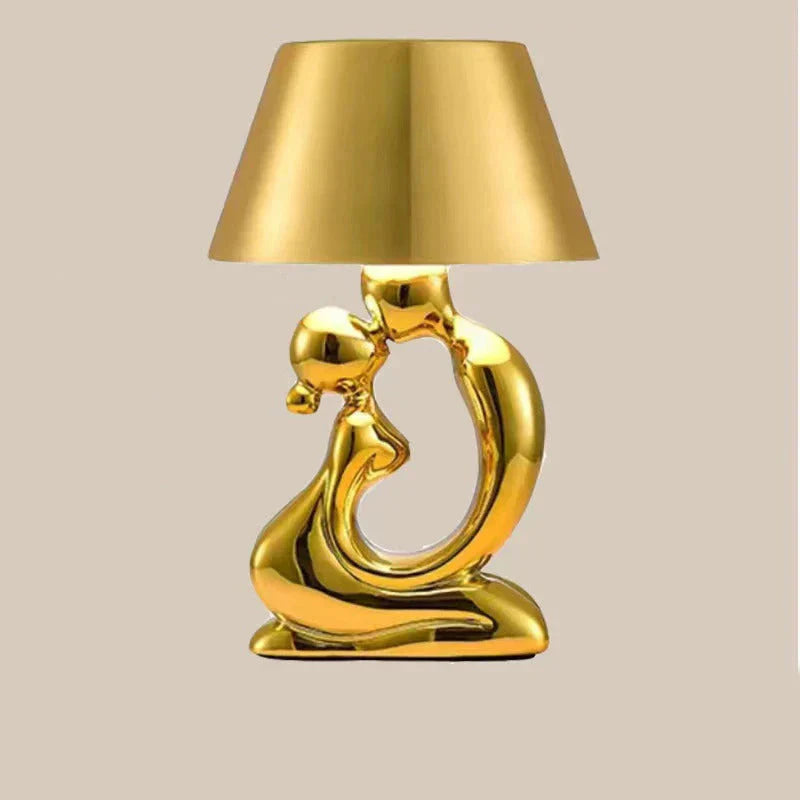 Lampada da tavolo scultorea con base a figura astratta metallica e paralume a tamburo affusolato