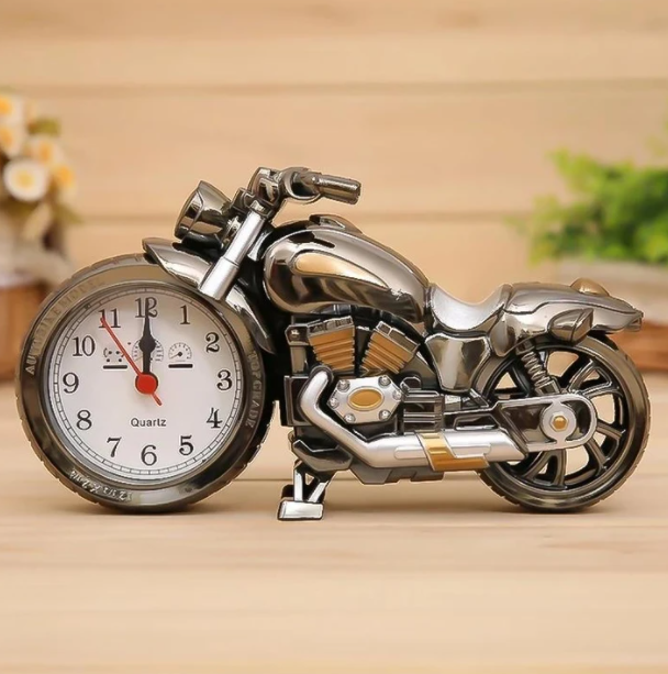 Wecker im Vintage-Motorradstil für die Schlafzimmereinrichtung – Retro-Tischuhr mit Zeitanzeige und Weckfunktion