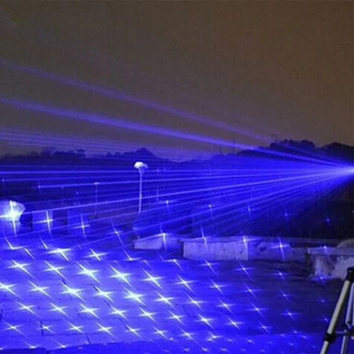 Leistungsstarke Laserlampe für Outdoor- und Gebrauchszwecke – wiederaufladbares Licht mit fokussiertem Strahl für Camping, Wandern und Notfallsituationen