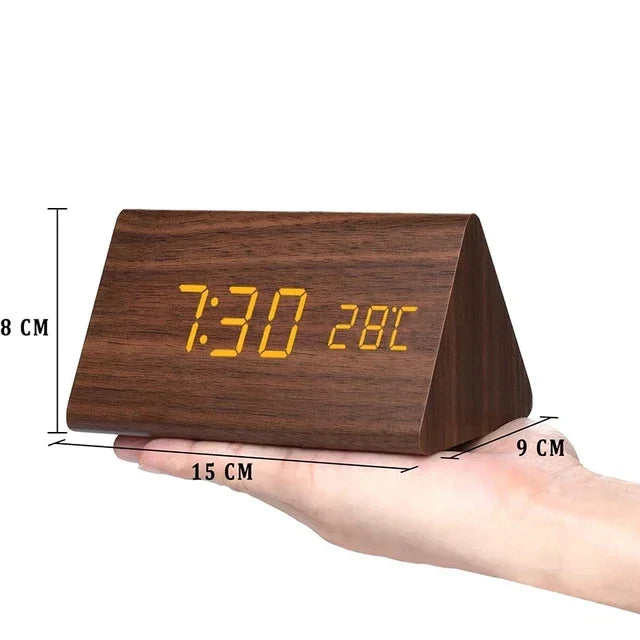 Reloj despertador LED con control por voz – Pantalla moderna para un interior limpio y minimalista