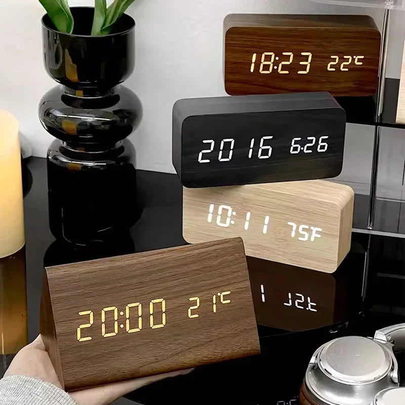 Reloj despertador LED con control por voz – Pantalla moderna para un interior limpio y minimalista