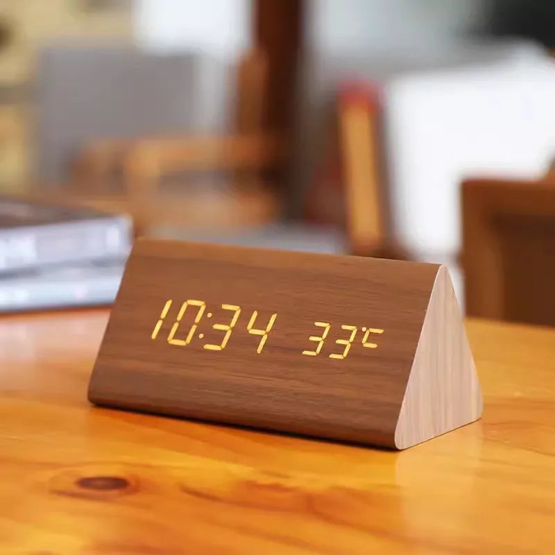 Reloj despertador LED con control por voz – Pantalla moderna para un interior limpio y minimalista