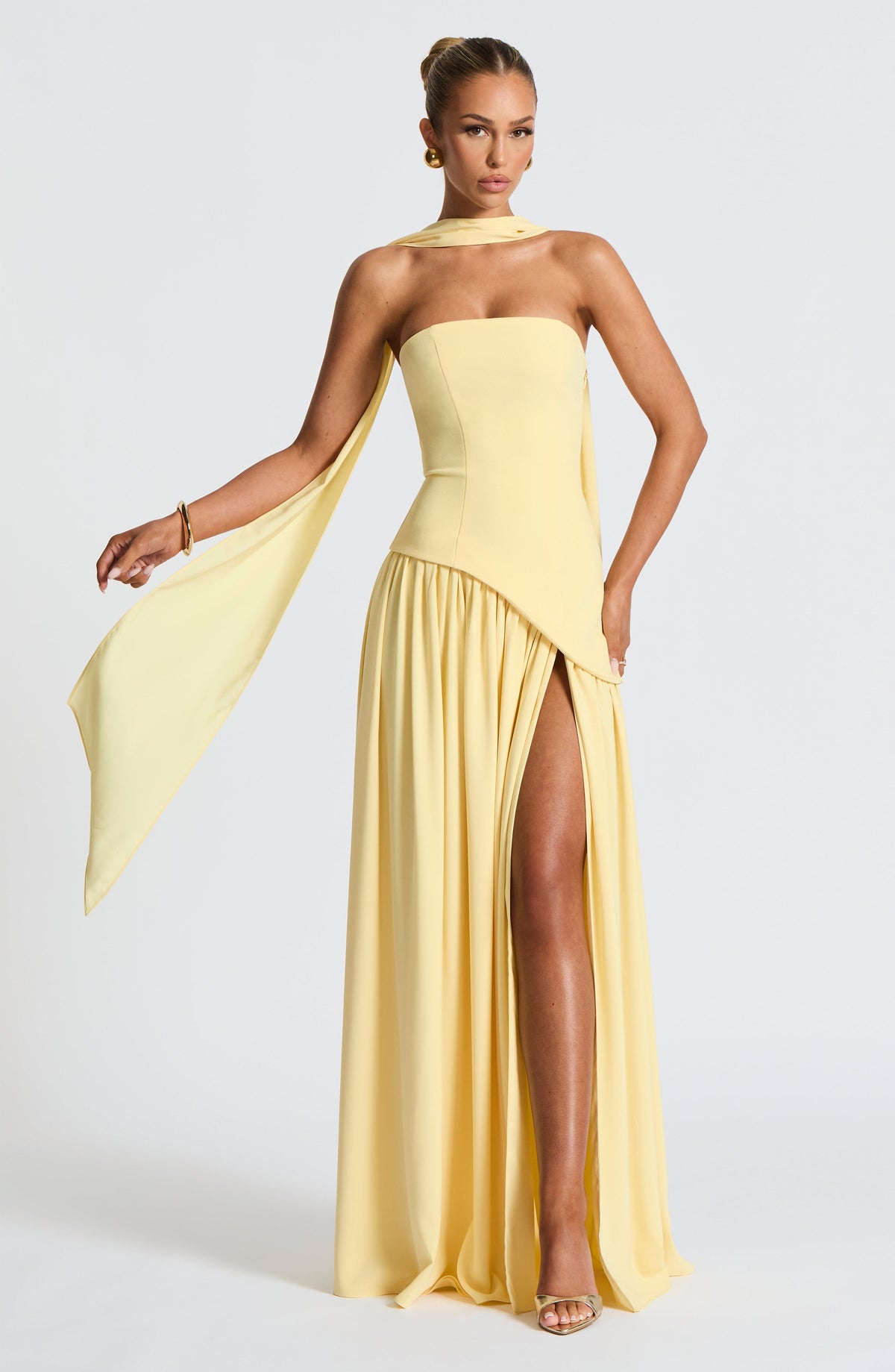 KAIA – Trägerloses Maxikleid mit Schlitz vorn