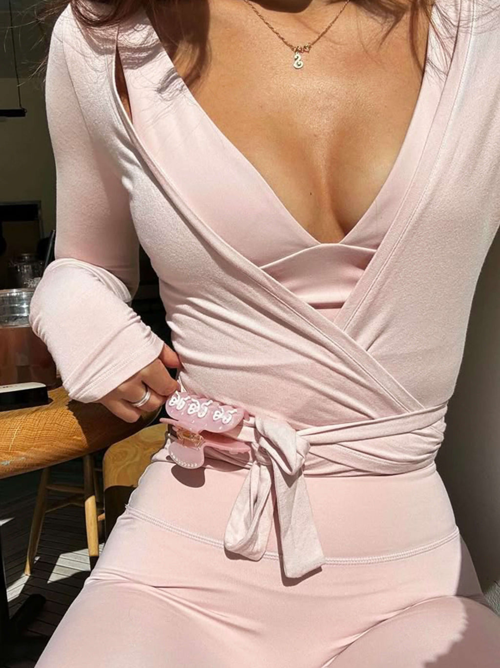 Pilates-Top mit Wickelfront – Leichtes, atmungsaktives Langarmshirt mit V-Ausschnitt für alltäglichen Komfort
