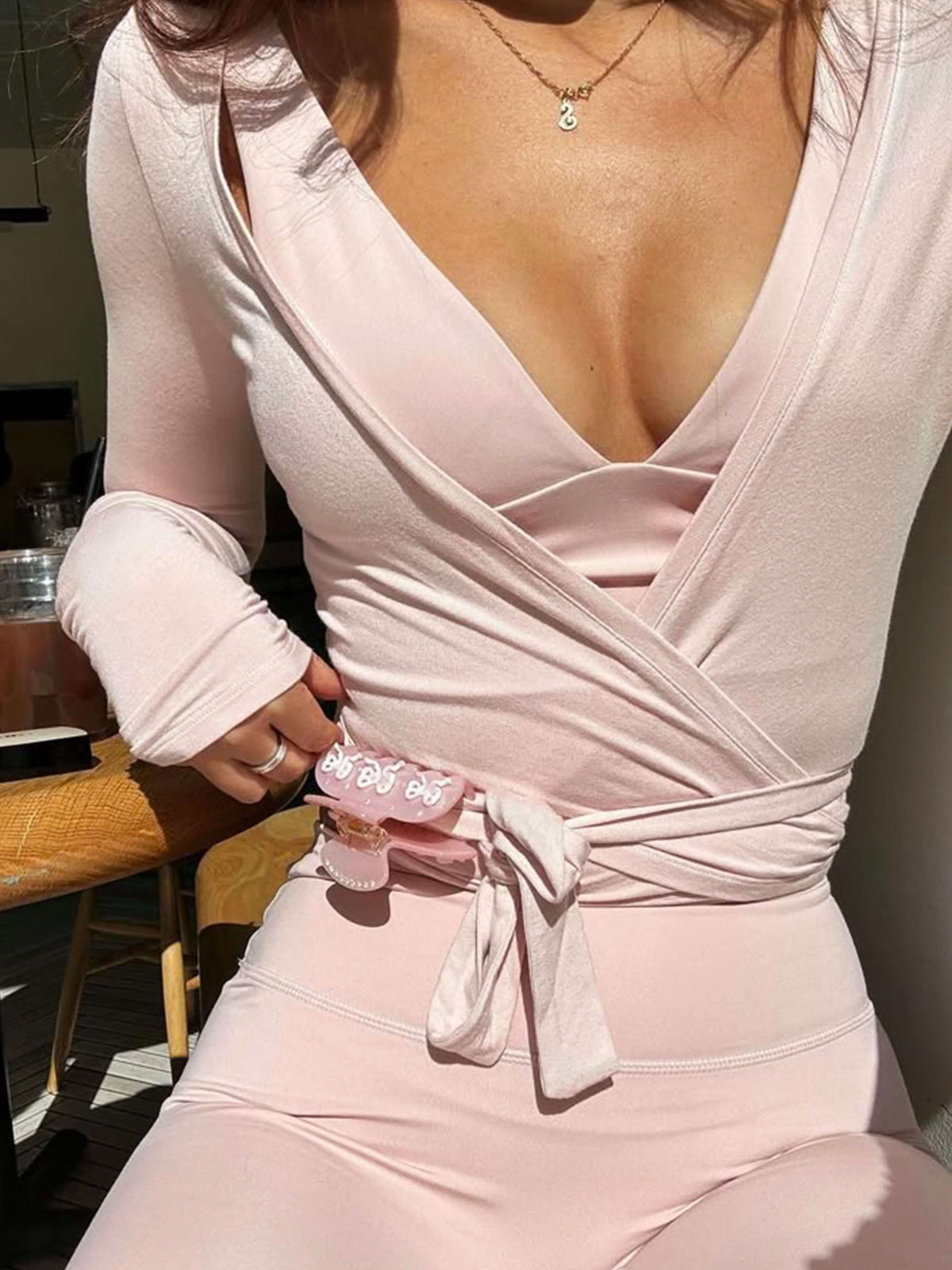 Pilates-Top mit Wickelfront – Leichtes, atmungsaktives Langarmshirt mit V-Ausschnitt für alltäglichen Komfort