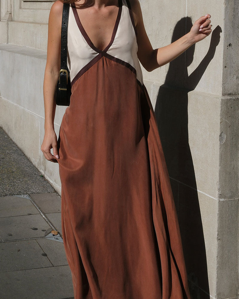 Raina J. – Robe longue élégante à détails contrastants