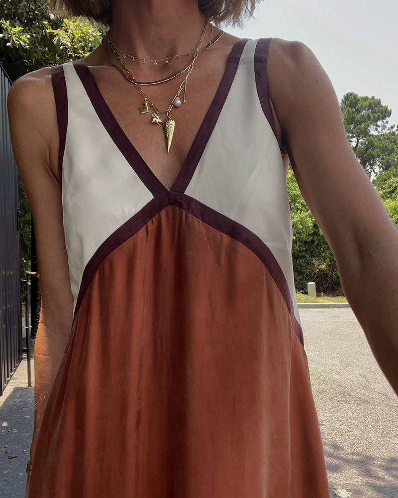 Raina J. – Robe longue élégante à détails contrastants