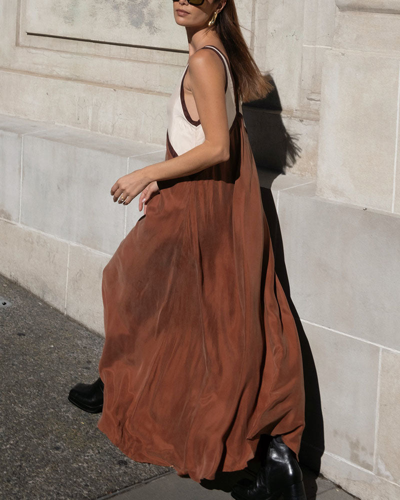 Raina J. – Robe longue élégante à détails contrastants
