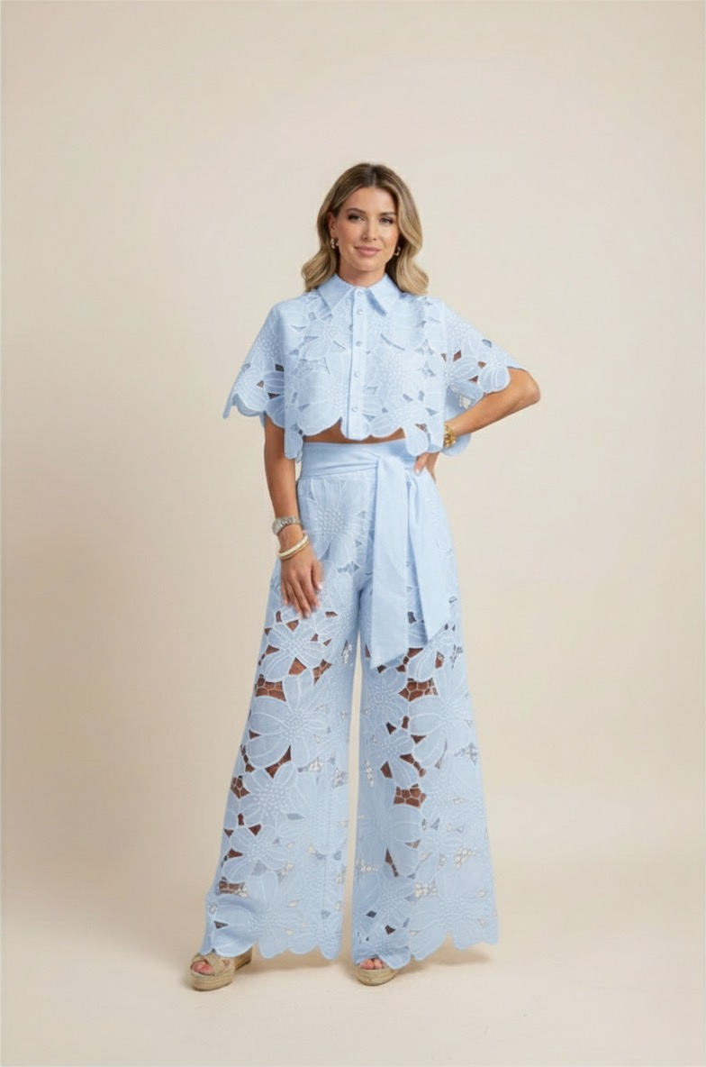 Ensemble fleuri deux pièces découpé – Haut brodé spectaculaire et pantalon fluide à jambes larges