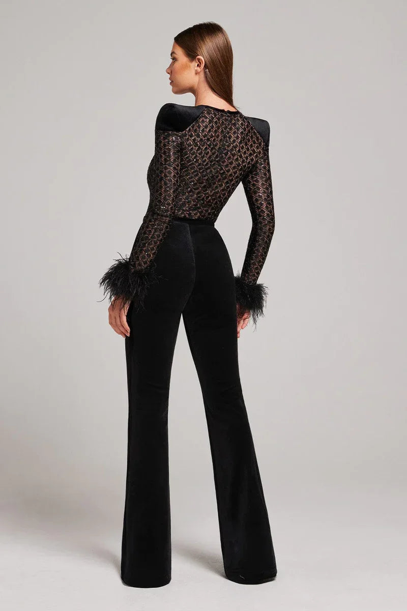 Jumpsuit da festa chic con dettagli in pizzo e piume
