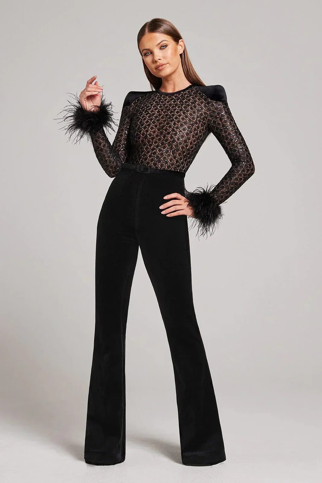 Jumpsuit da festa chic con dettagli in pizzo e piume