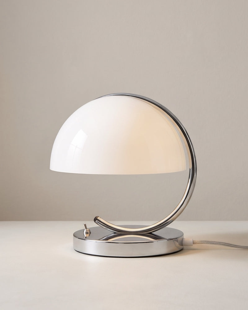 Die Chrombogen-Tischlampe