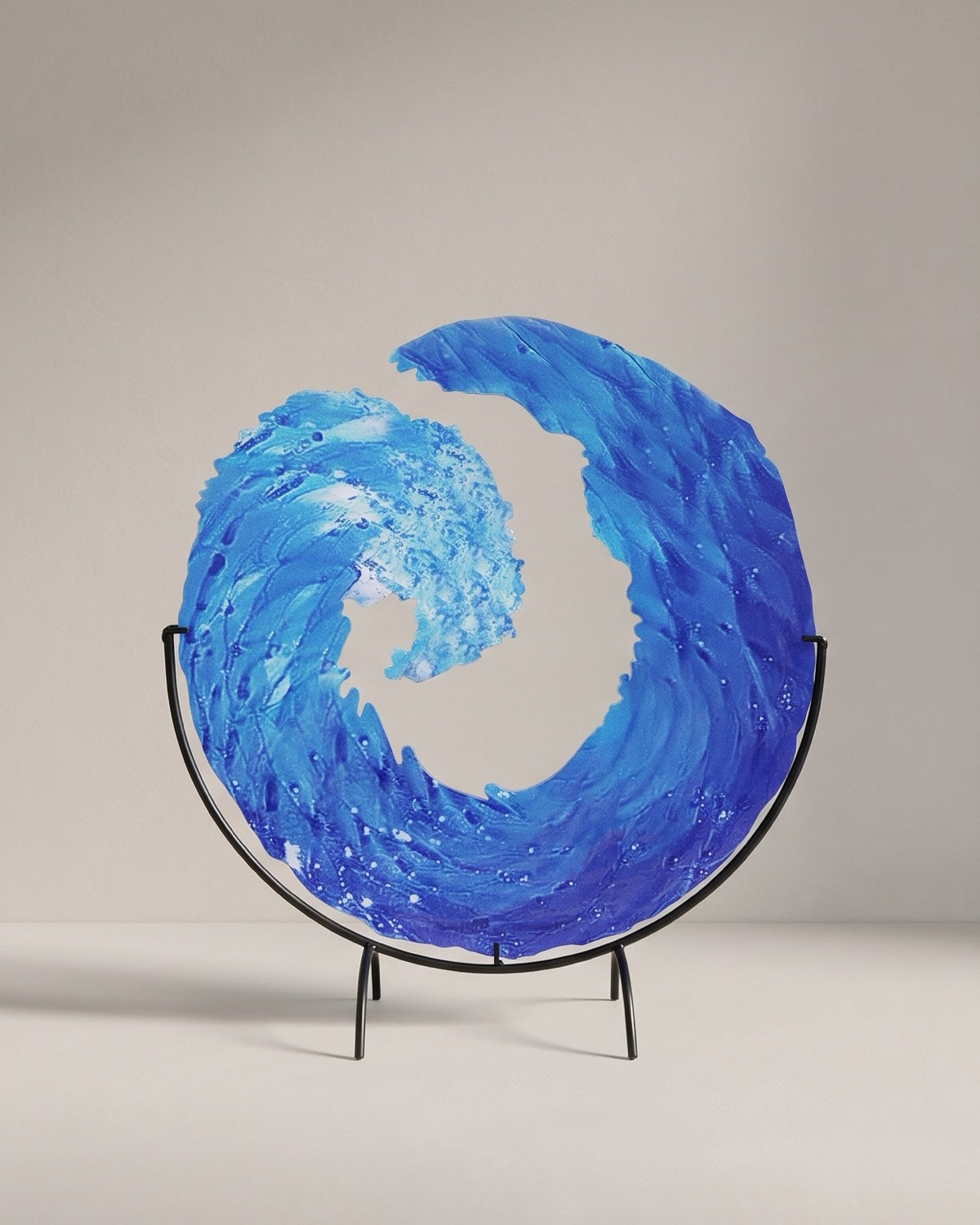 La sculpture en verre en forme de vague