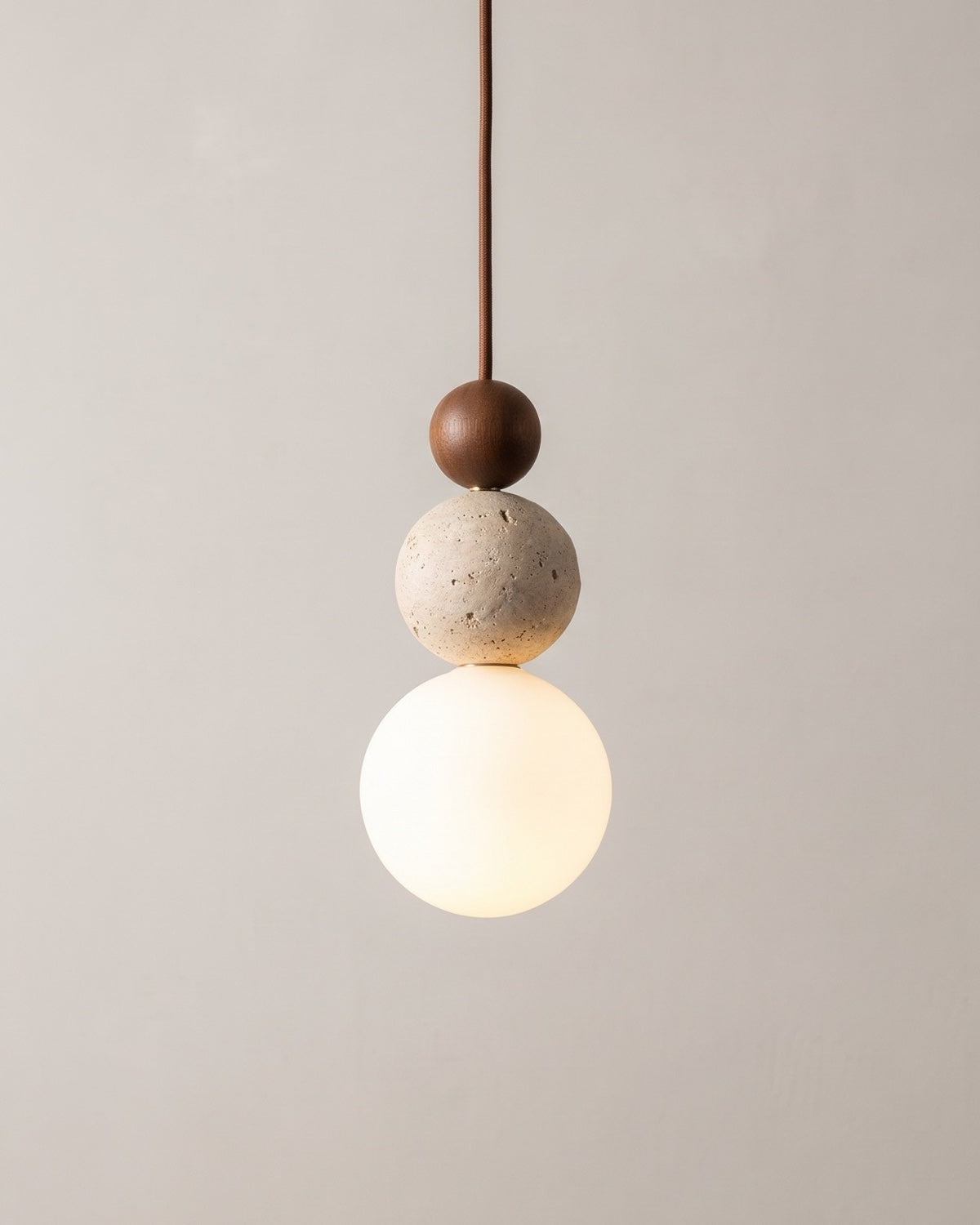 La lámpara colgante de piedra y esfera