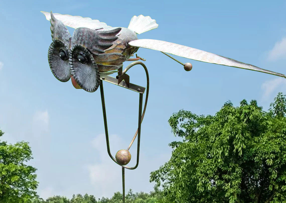 Chic gestaltete Metall-Gartenwindmühle mit drehbaren Flügeln