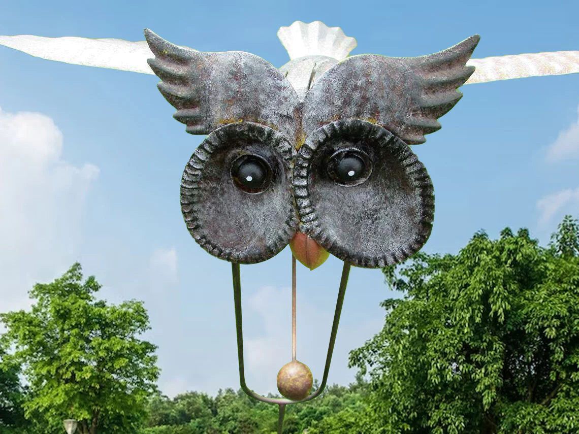 Chic gestaltete Metall-Gartenwindmühle mit drehbaren Flügeln