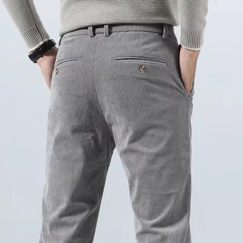 Die schmal geschnittene Cordhose